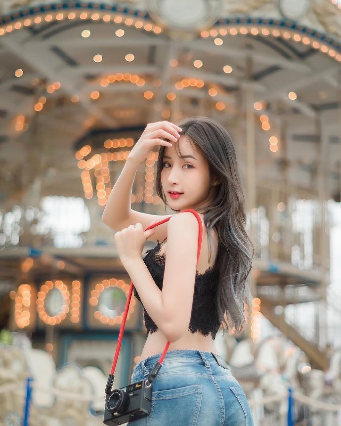 游乐场里的阳光甜美女孩图片 4