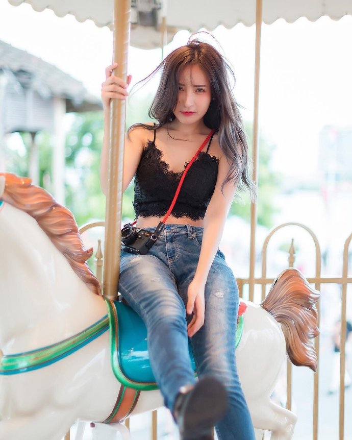 游乐场里的阳光甜美女孩图片 5