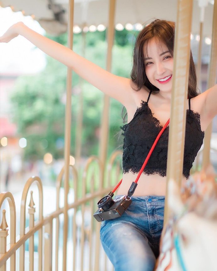 游乐场里的阳光甜美女孩图片 6
