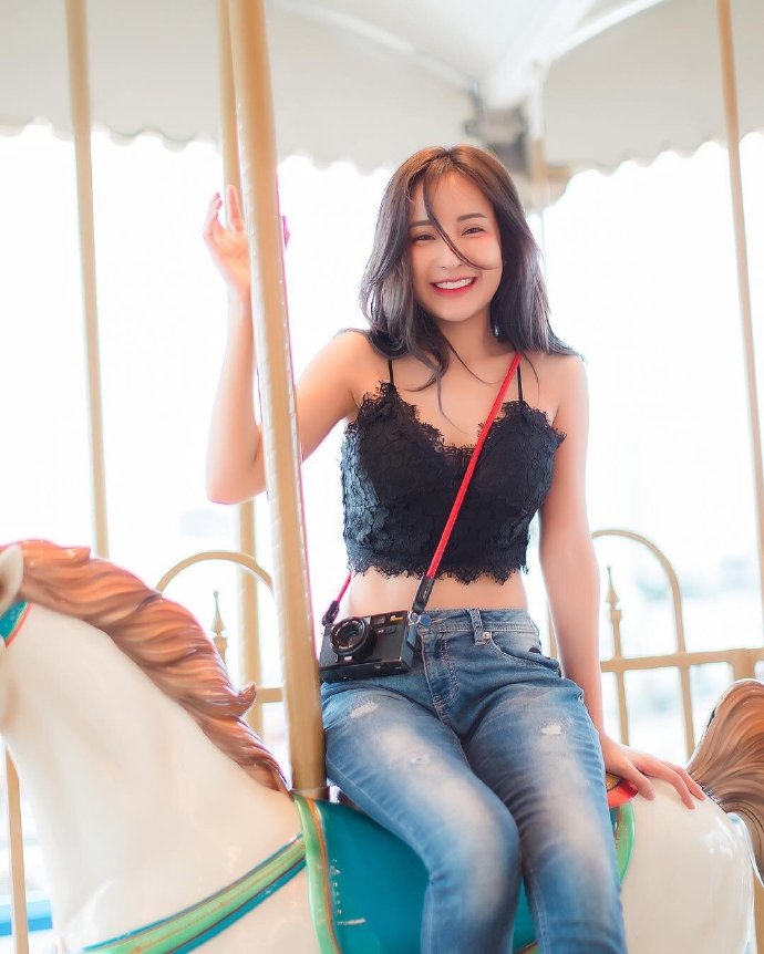 游乐场里的阳光甜美女孩图片 7