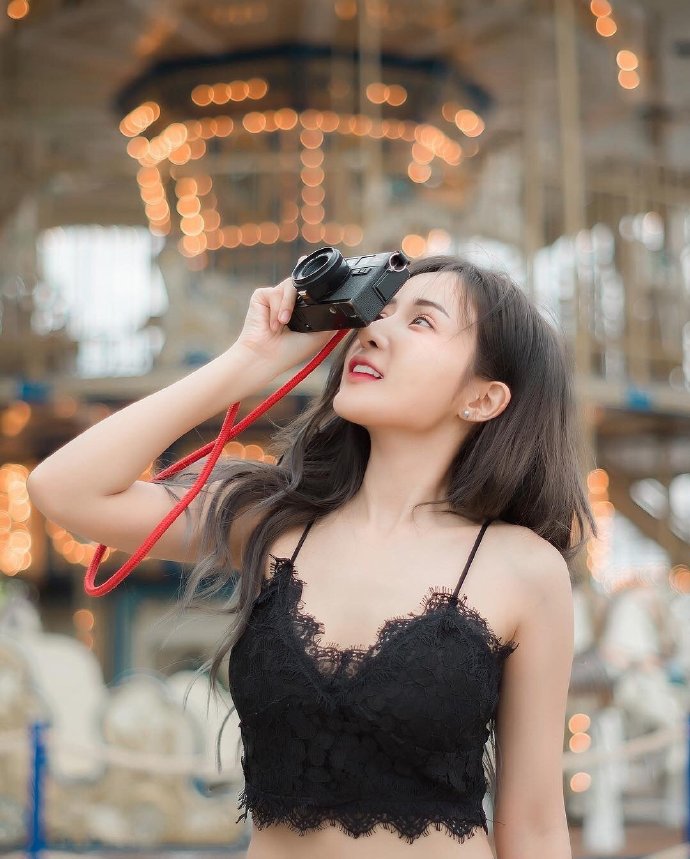 游乐场里的阳光甜美女孩图片 8