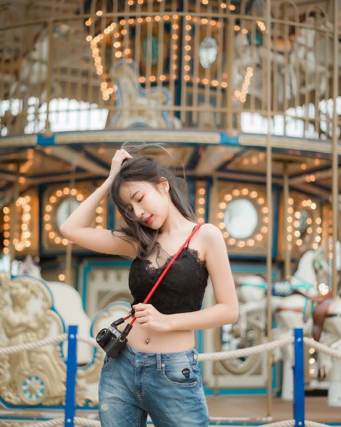 游乐场里的阳光甜美女孩图片 9