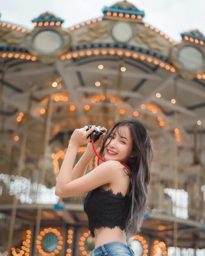 游乐场里的阳光甜美女孩图片 10