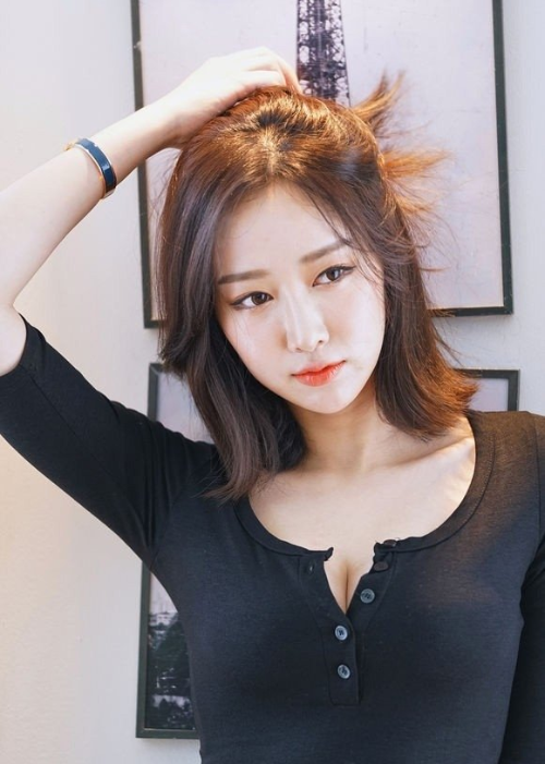 恰到好处的黑色低胸短裙美女图片