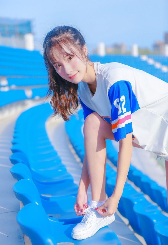 清纯少女高束马尾修长美腿图片 3