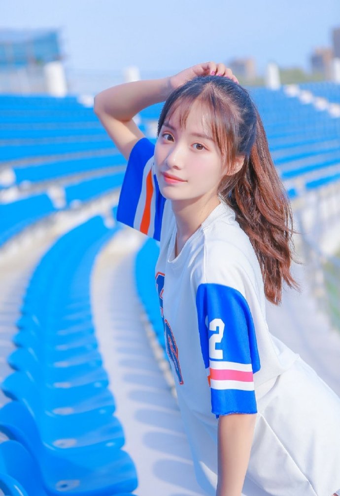 清纯少女高束马尾修长美腿图片 4