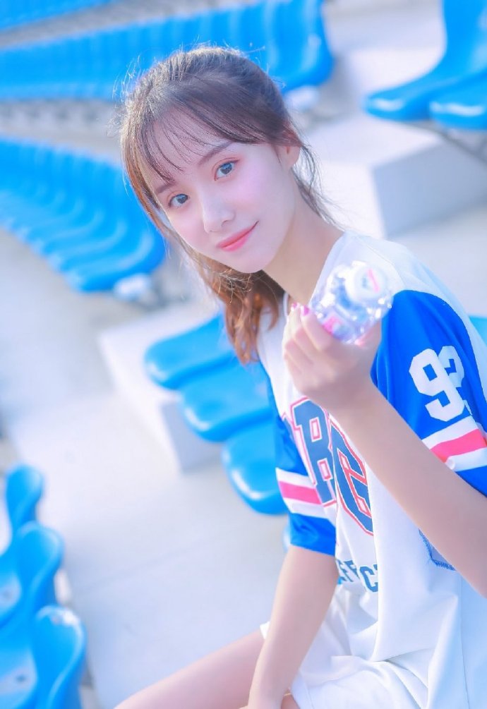 清纯少女高束马尾修长美腿图片 6