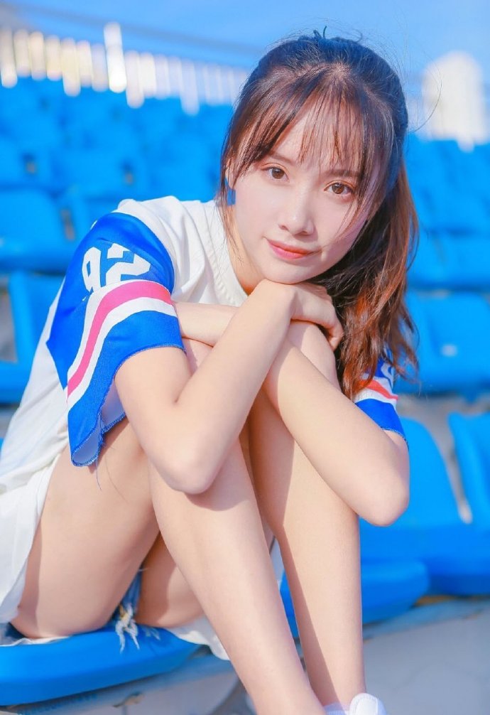 清纯少女高束马尾修长美腿图片 7
