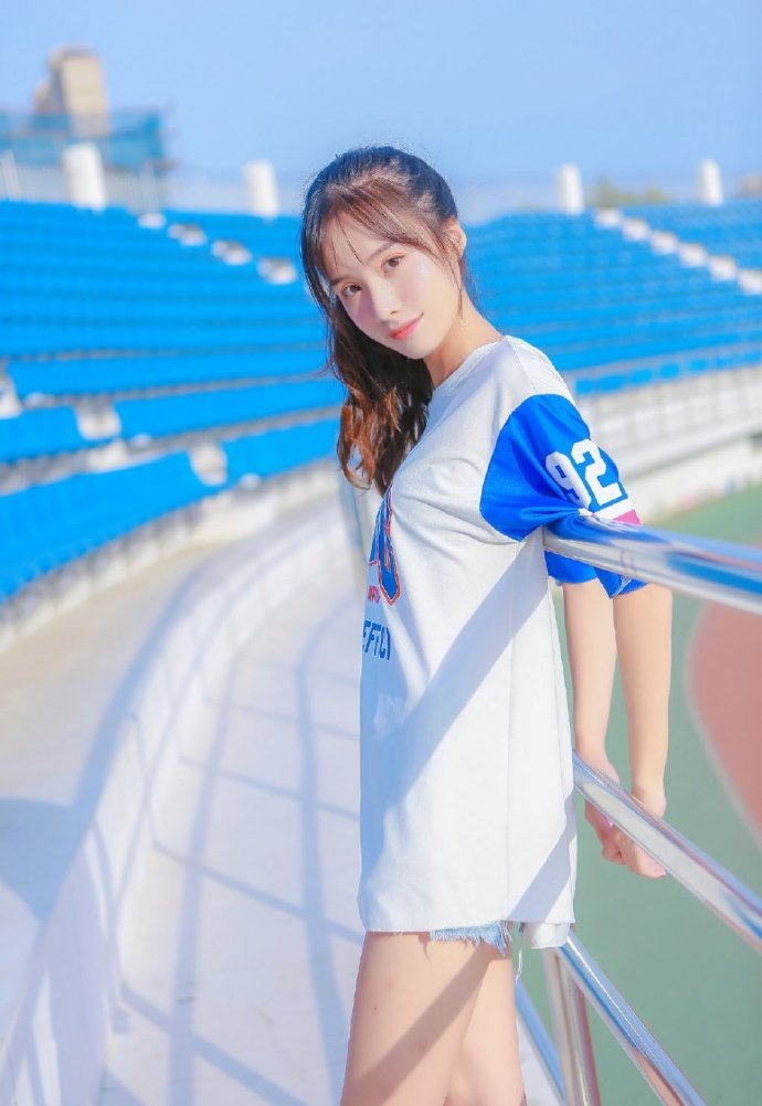 清纯少女高束马尾修长美腿图片 8