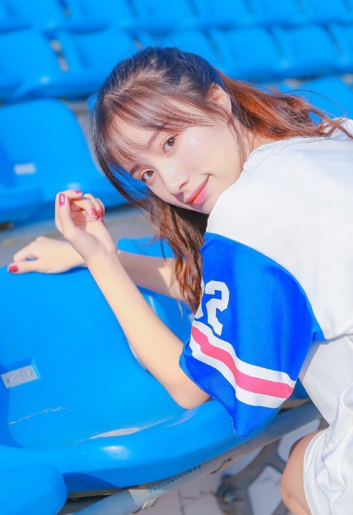 清纯少女高束马尾修长美腿图片 9