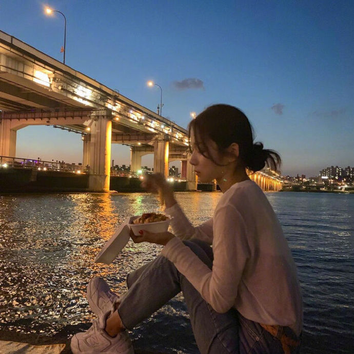 微信头像女生简单大方 美女头像图片