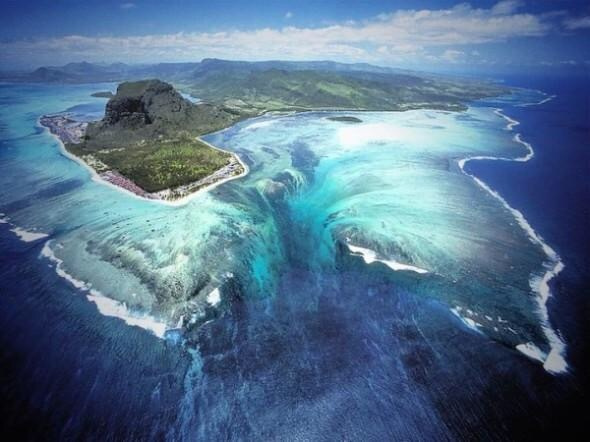 海底瀑布风景图片