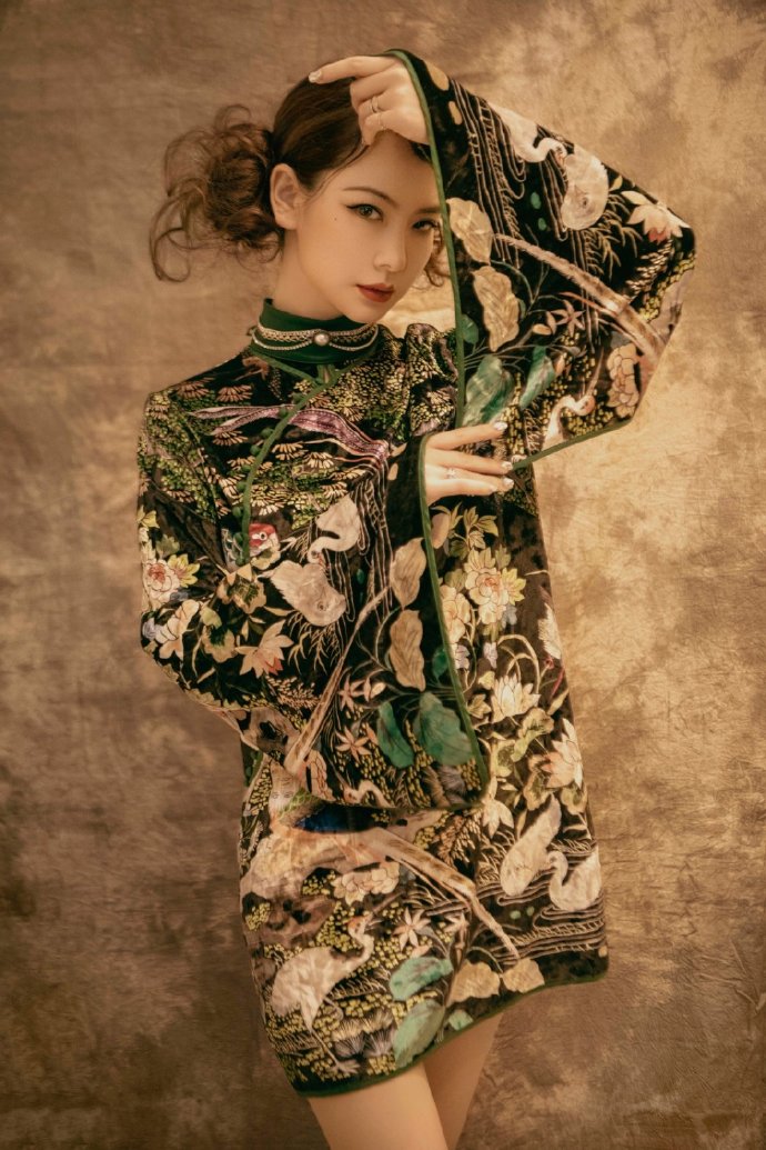 四川美女明星戚薇复古旗袍写真图片风情万种 8