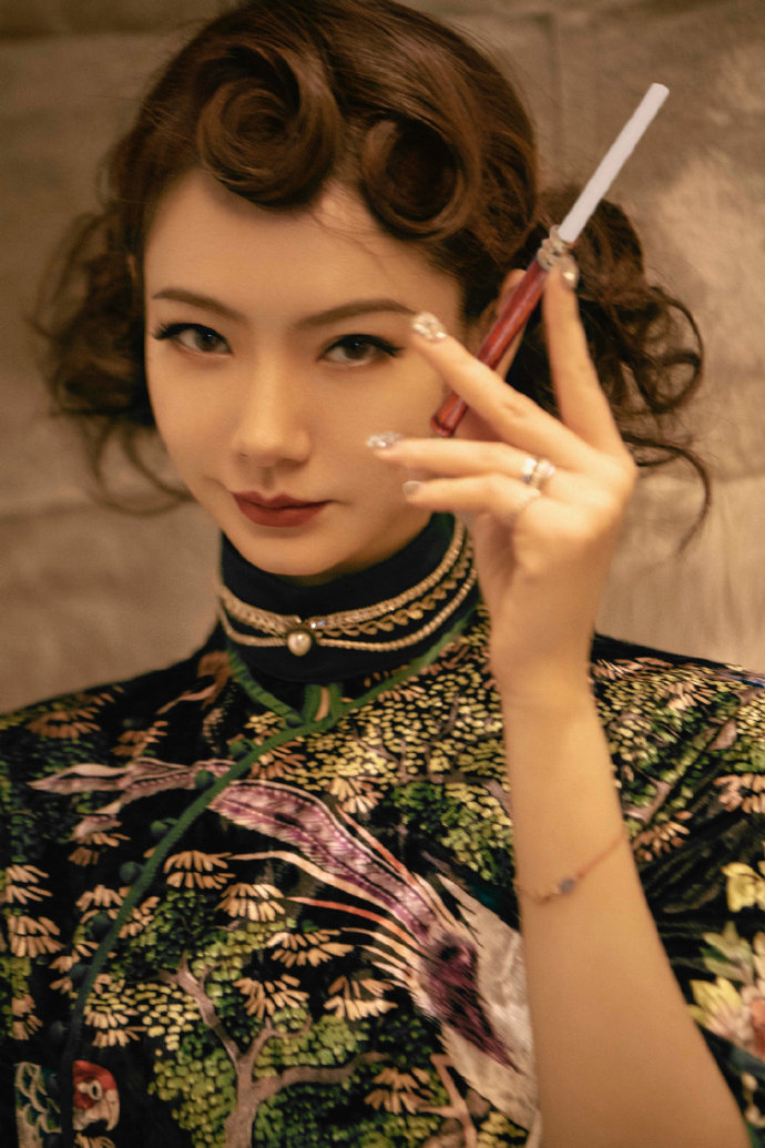 四川美女明星戚薇复古旗袍写真图片风情万种 9