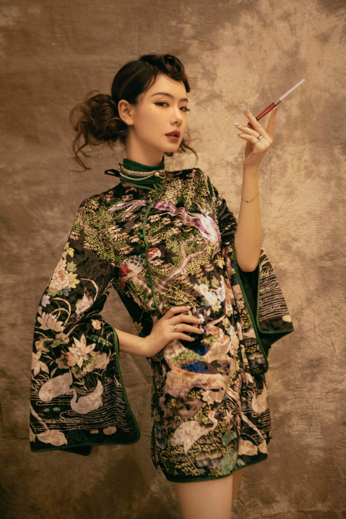 四川美女明星戚薇复古旗袍写真图片风情万种 10
