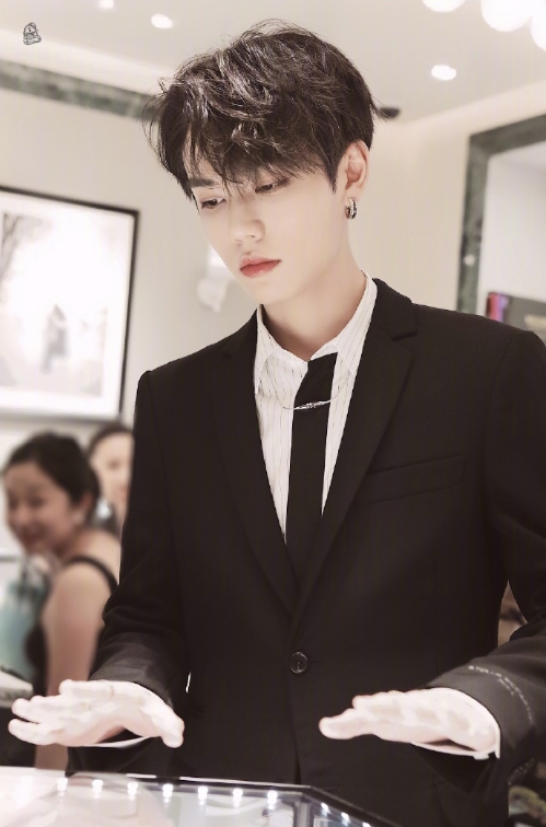 90后男明星小狼狗林彦俊韩系美少年图片 5