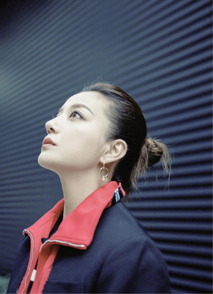 中国明星美女赵薇英伦风街拍图片 2