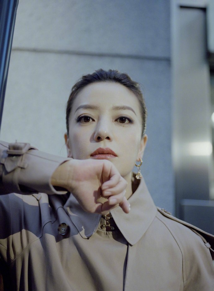 中国明星美女赵薇英伦风街拍图片 3