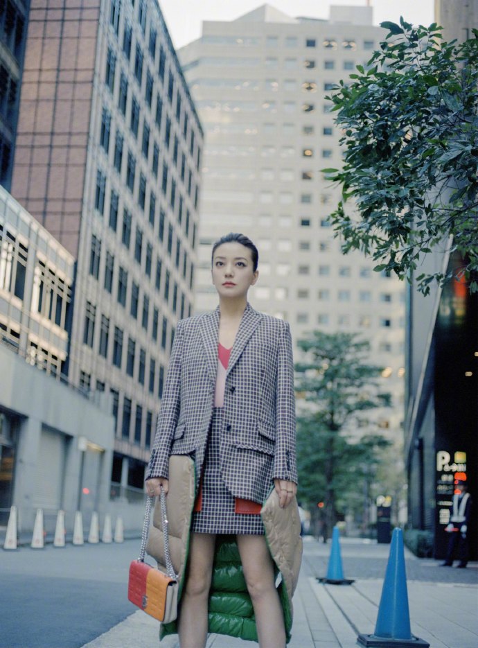 中国明星美女赵薇英伦风街拍图片 5