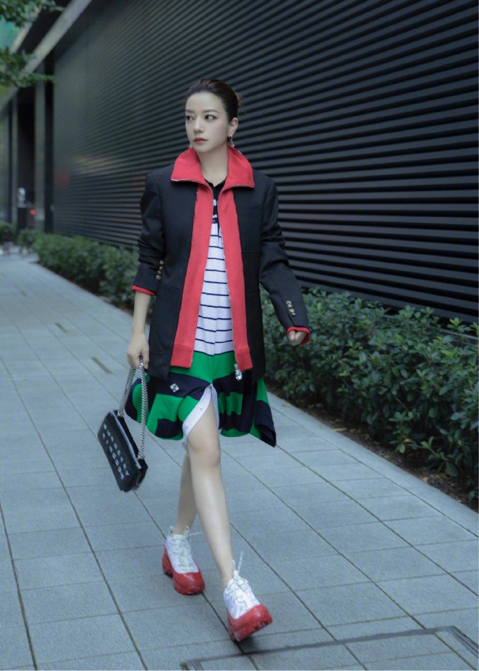 中国明星美女赵薇英伦风街拍图片 7