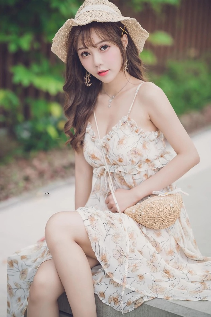 碎花裙田园美少女勾人眼神图片 5