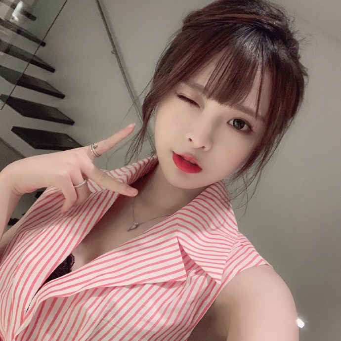 国产美女自拍照高颜值图片