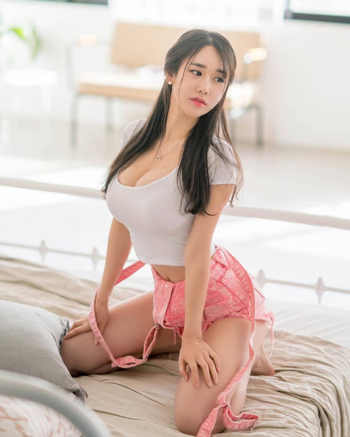 微胖美女粉色牛仔裤私房照图片 3