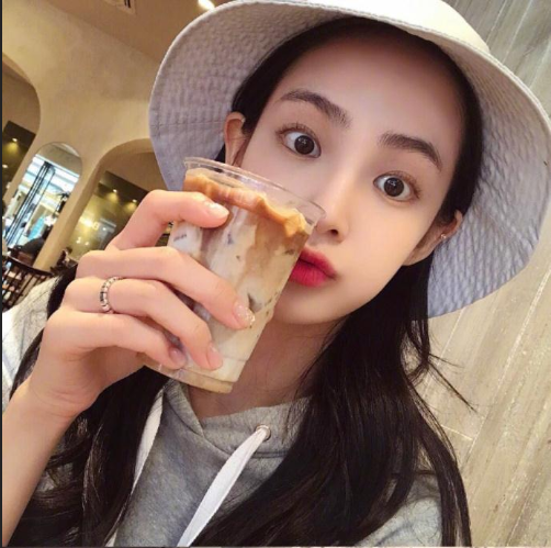 自然发色的中长卷发气质美女自拍照图片