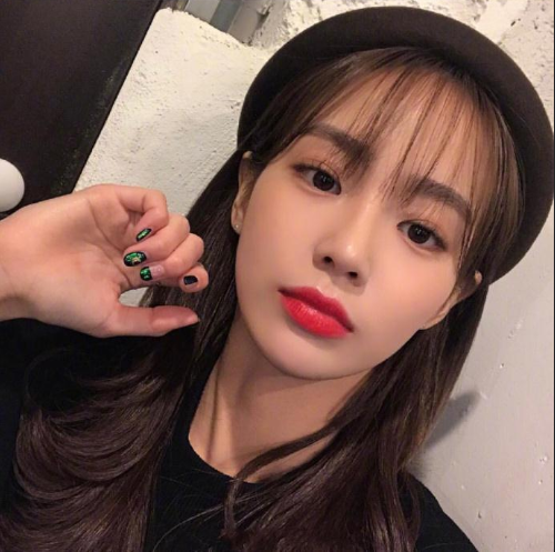 自然发色的中长卷发气质美女自拍照图片 3