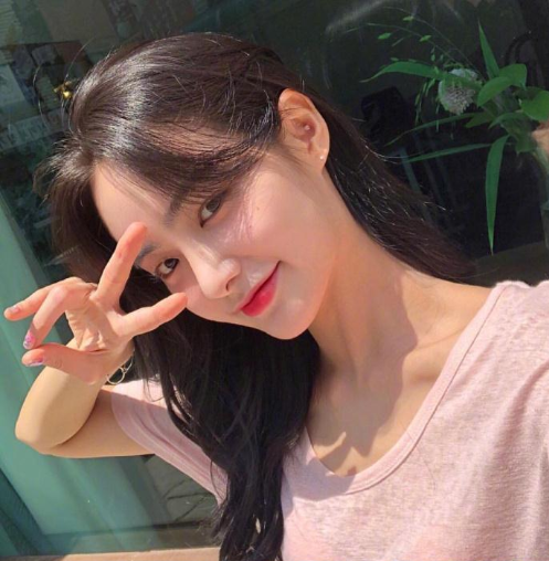 自然发色的中长卷发气质美女自拍照图片 4