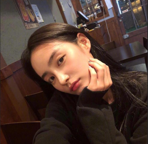 自然发色的中长卷发气质美女自拍照图片 5