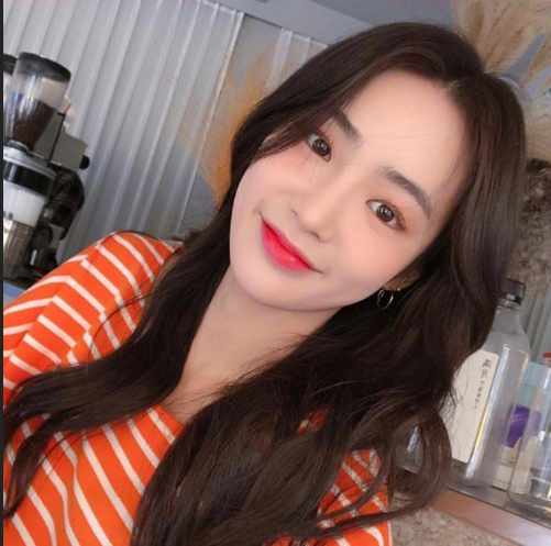 自然发色的中长卷发气质美女自拍照图片 6