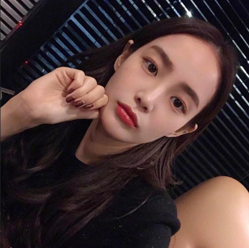 自然发色的中长卷发气质美女自拍照图片 7