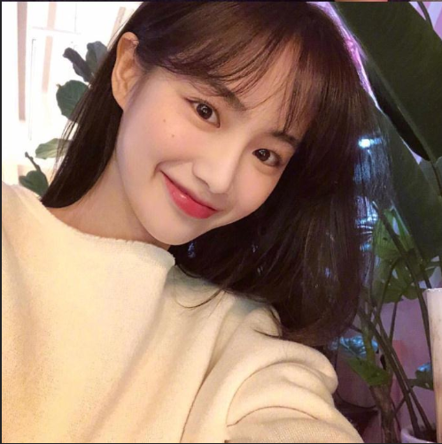 自然发色的中长卷发气质美女自拍照图片 8