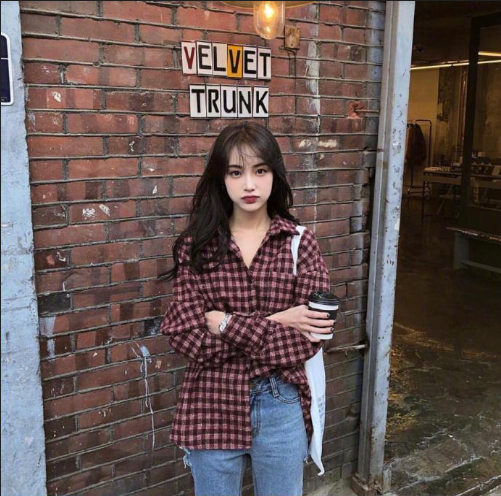 自然发色的中长卷发气质美女自拍照图片 9