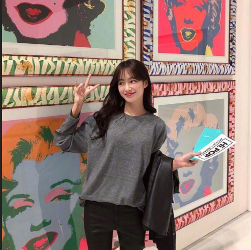 自然发色的中长卷发气质美女自拍照图片 10