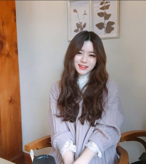 蜜茶色甜系少女波浪卷亚洲美女自拍照图片 7