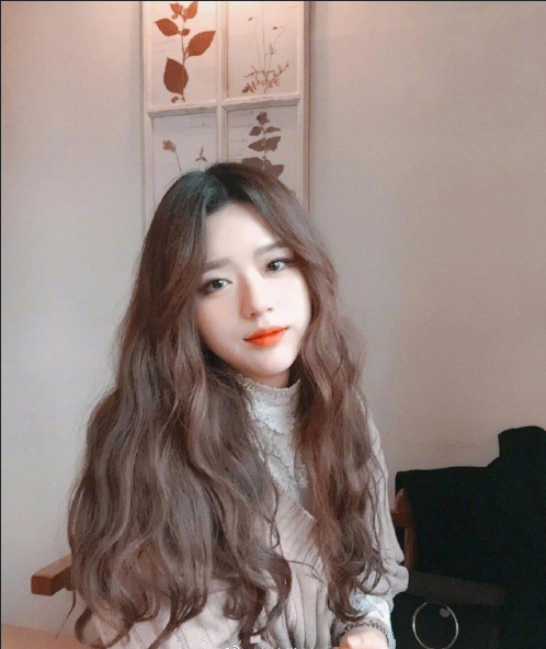 蜜茶色甜系少女波浪卷亚洲美女自拍照图片 8