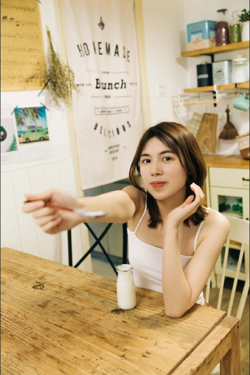 牛奶般白净的清纯美女私房照图片 3