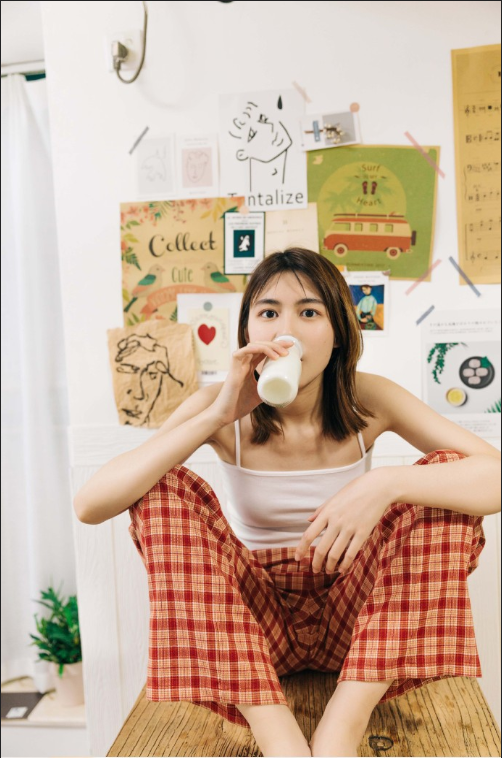 牛奶般白净的清纯美女私房照图片 7