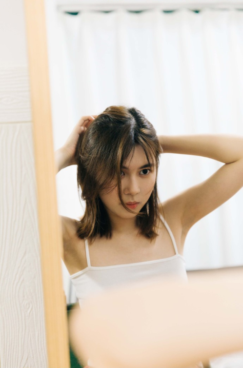 牛奶般白净的清纯美女私房照图片 8