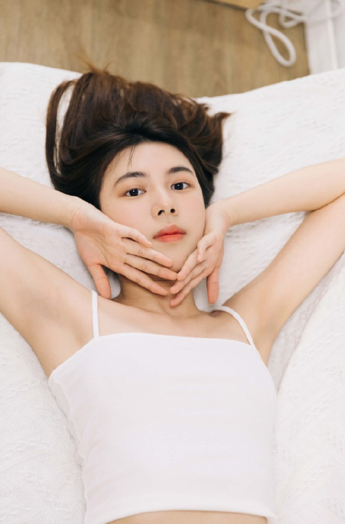 牛奶般白净的清纯美女私房照图片 13