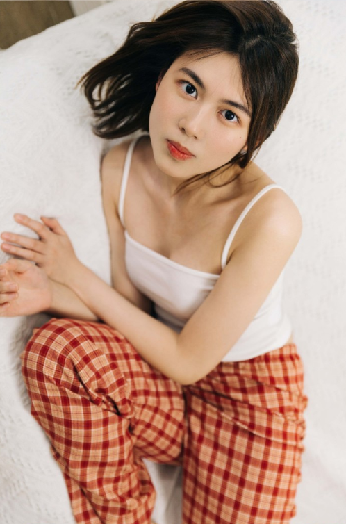 牛奶般白净的清纯美女私房照图片 15