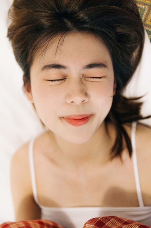 牛奶般白净的清纯美女私房照图片 16