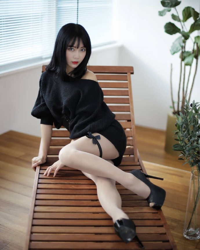 穿高跟鞋超短紧身连衣裙美女好身材图片 2