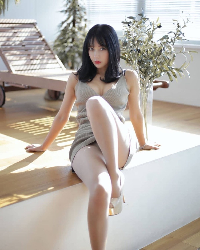 穿高跟鞋超短紧身连衣裙美女好身材图片 3