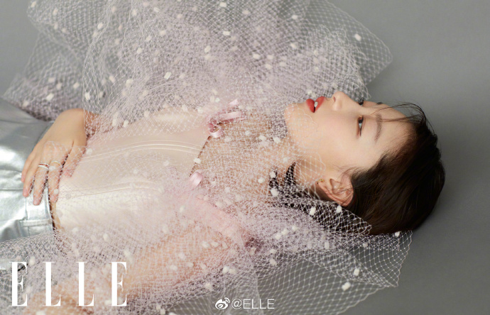 少年的你女演员周冬雨ELLE开年封面图片 8