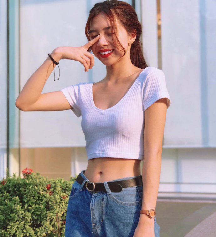 小蛮腰美女的腰算细腰还是蚂蚁腰呢 4