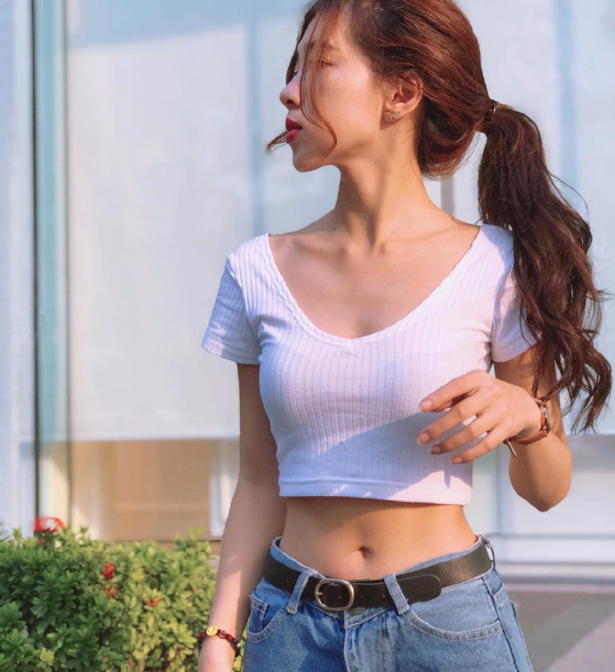 小蛮腰美女的腰算细腰还是蚂蚁腰呢 7