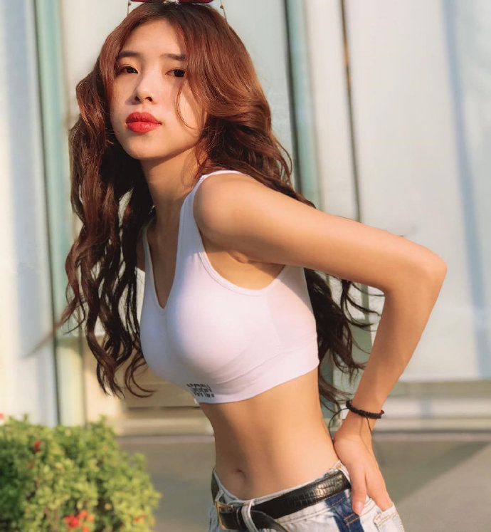 小蛮腰美女的腰算细腰还是蚂蚁腰呢 9